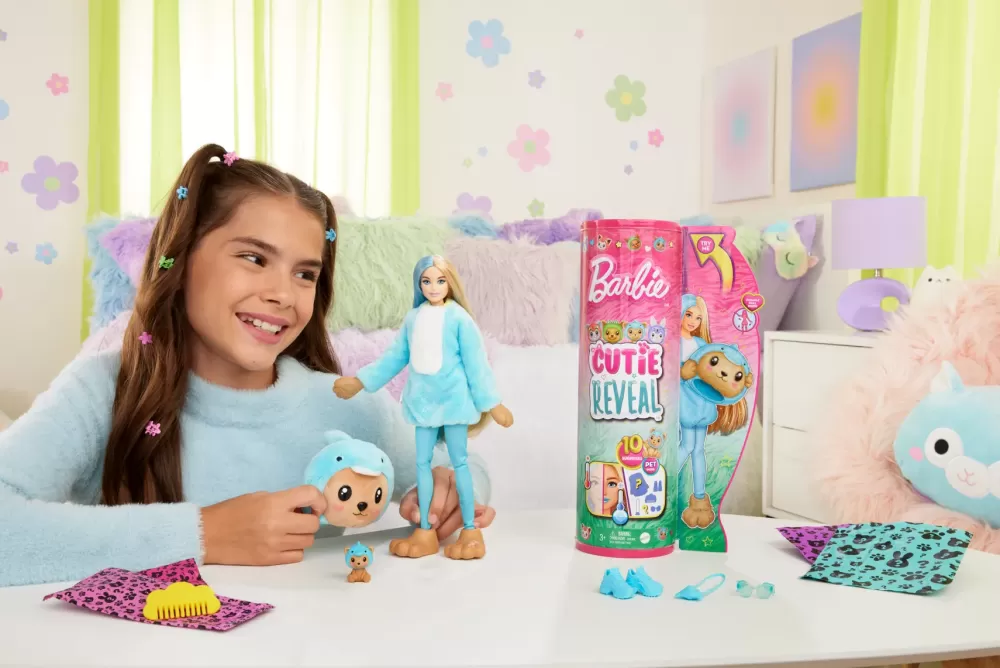 New Cutie Reveal Bambola Con Costume Di Peluche Da Orsacchiotto-Delfino E 10 Accessori A Sorpresa Cambia Colore, Serie Amici Cuccioli Fashion Dolls