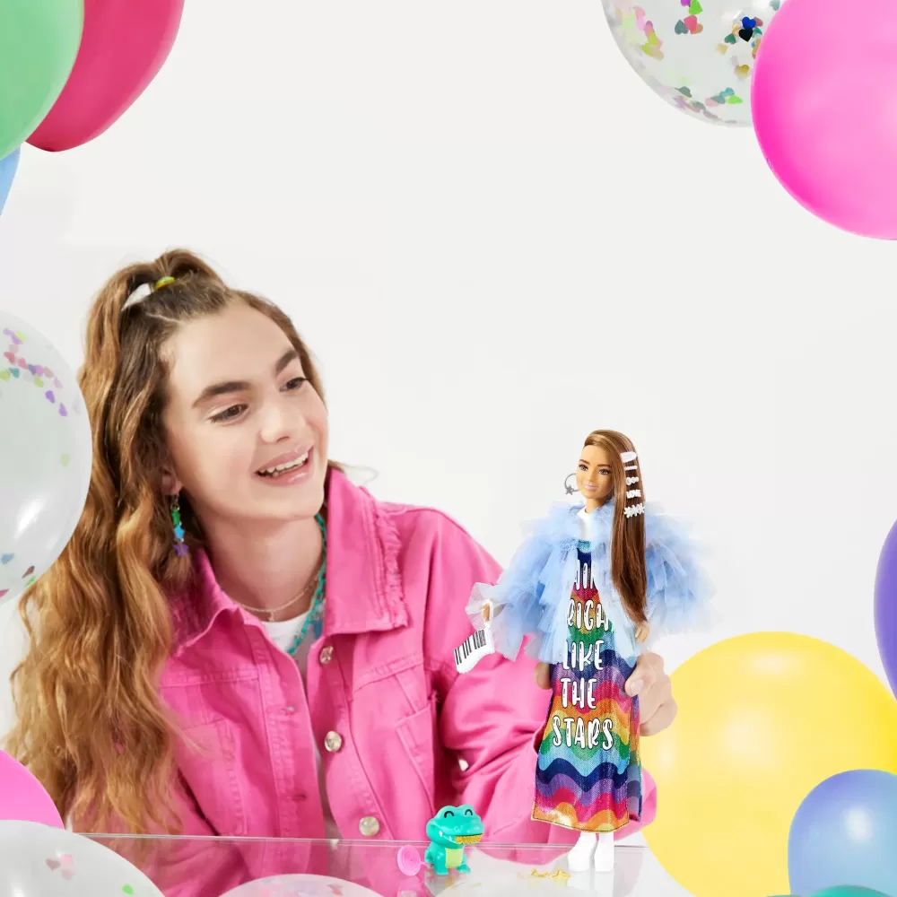 Shop Extra Bambola Mora Con Capelli Lunghi E Giacca Blu, Cucciolo Di Coccodrillo, 3+ Anni Fashion Dolls
