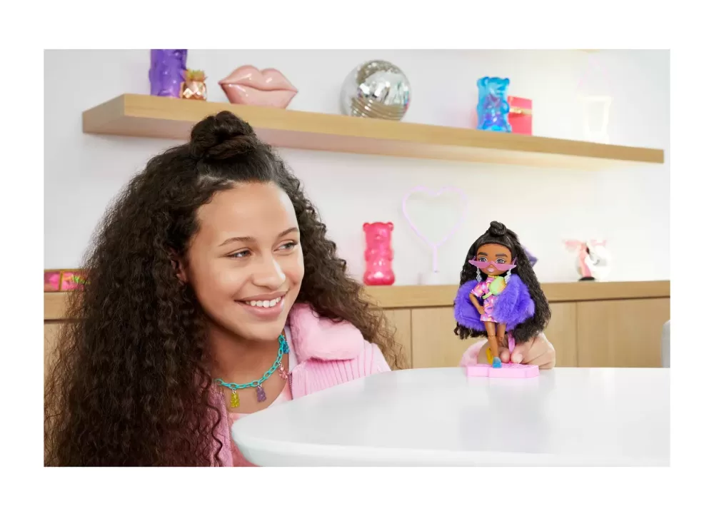 Clearance -Extra Minis Mini Bambola Articolata Con Vestito Rosa E Rosso, Pelliccia Viola E Morbidi Capelli Ricci, Giocattolo Per Bambini 3+ Anni, Hgp63 Fashion Dolls