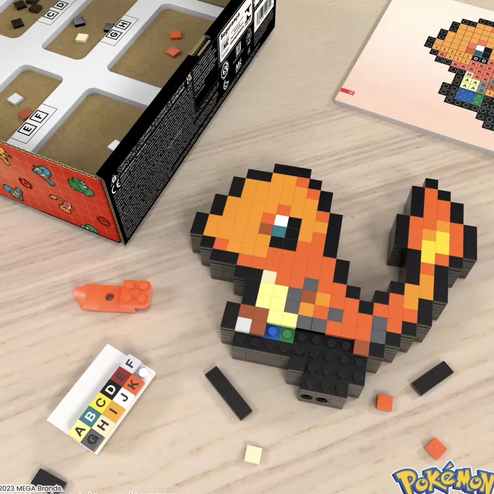 Fashion Mega Pokemon Showcase Charmander, Set In Stile Retro Pixelato Da Costruire Con 349 Pezzi, Con Base Piana Per Esporlo E Incisione Sul Retro Per Appenderlo Set Costruzioni