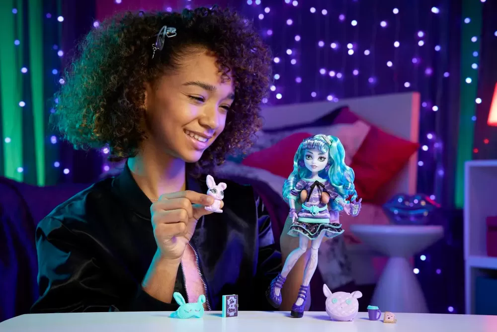 Flash Sale Twyla Creepover Party, Bambola Con Outifit Dettagliato E Accessori Per Il Pigiama Party, Cucciolo Coniglietto Dustin Incluso Fashion Dolls